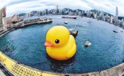致终将逝去的童年全港疯迷“大黄鸭”(图)
