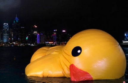 香港大黄鸭经历风浪须“体检”不日将复出(组图)