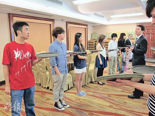 香港大专学生北上实习家长求陪:飞机坠落怎么办