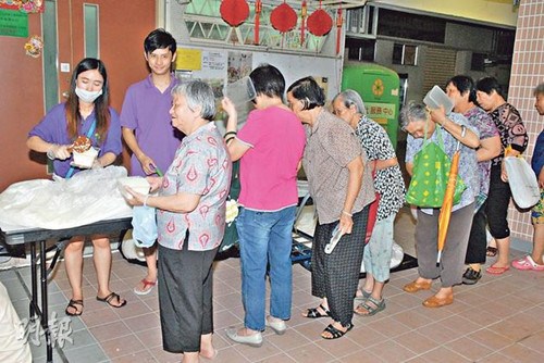 香港学校因暴雨停课供校4吨白饭免费送街坊(图)