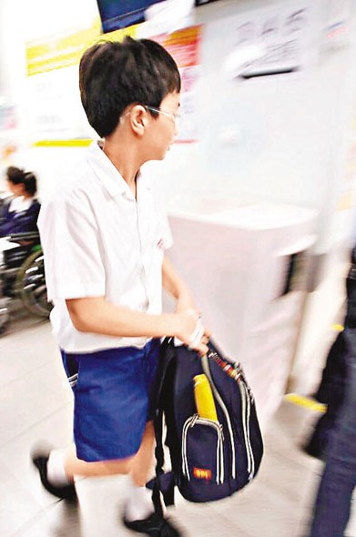 港男生手机电池突爆炸500名港铁乘客紧急疏散