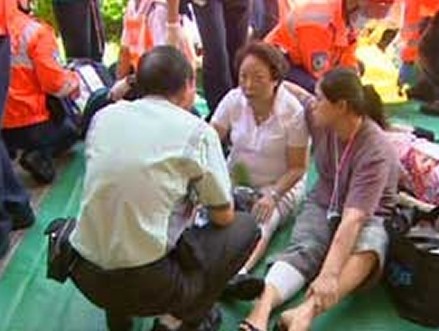 香港两巴士相撞18人受伤3人情况严重(图)