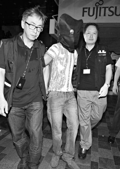 在港强奸女大学生嫌犯今受审被控时做“V”手势