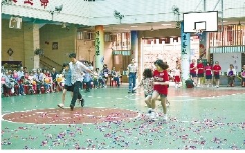 澳门200多位家庭成员共度父亲节亲子竞技同乐