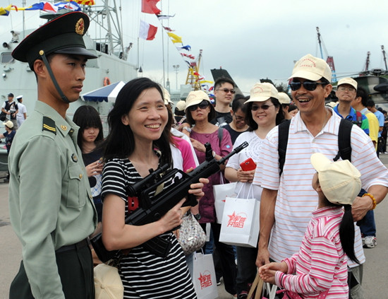 庆祝香港回归16周年驻港军队开放军营与民同乐