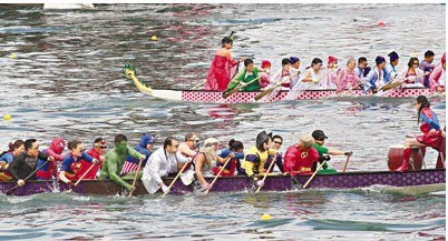 “香港龙舟嘉年华”三天吸引逾20万人观赏(图)