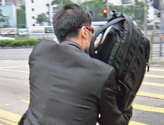 港女乘客闭目养神司机载其到坟场外袭胸被捕