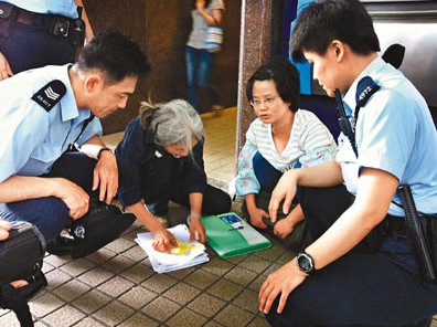离港过久失综援公屋港母女企图跳楼被绑送院(图)