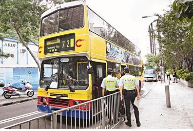 香港一辆小巴急刹车城巴追尾致12人受伤(图)