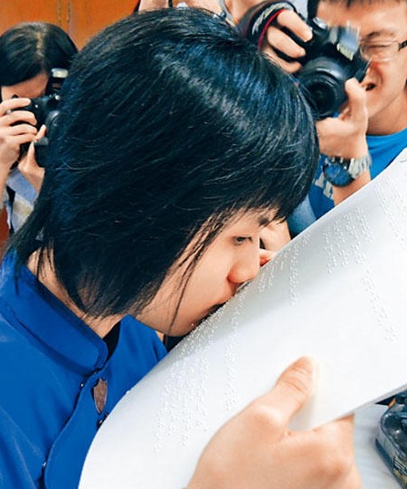 以唇“读”字香港吻读少女感动世界引媒体追访