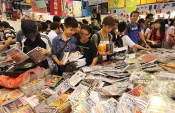 98万人逛香港书展破纪录性感模特成看点