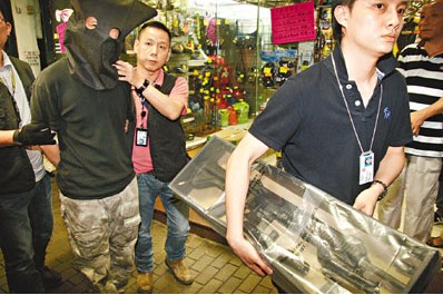 香港警方反黑行动拘捕34人检获武器毒品(图)