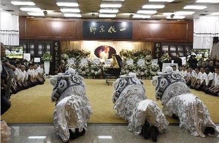 “一代宗师”刘家良出殡港财政司长曾俊华扶灵