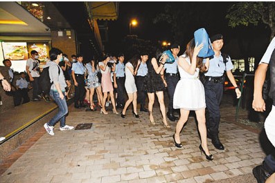 香港警方扫黄清查娱乐场拘捕13名内地女子(图)