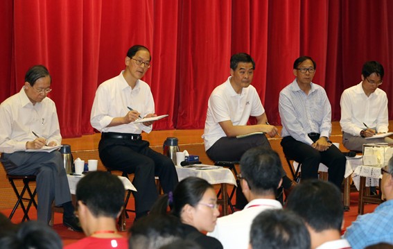梁振英坦言劏房问题最令他痛心称将取缔(图)