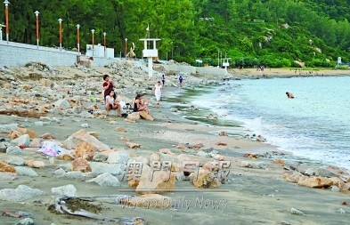 受台风重创澳门黑沙海滩现“石滩奇景”(图)