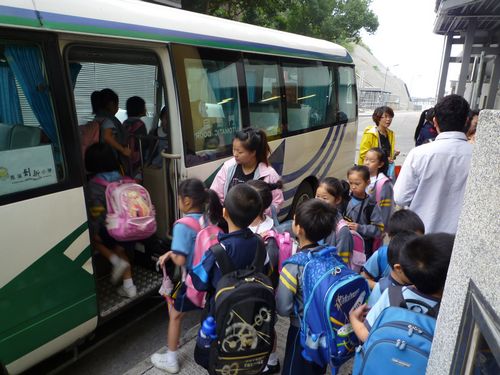 深港跨境学童赴港上学香港跨境校巴增至124辆