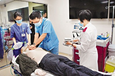 借眨眼解读瘫痪病人家属著书揭香港ICU神秘面纱