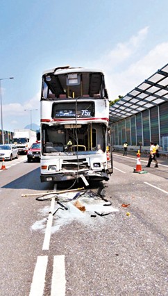 香港3车相撞事故28人受伤或因司机打瞌睡酿祸(图)