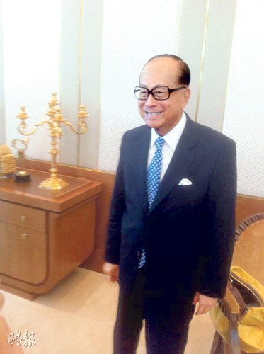 李嘉诚突袭媒体饭局中气十足展示笔上刻字(图)