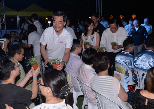 梁振英祝愿香港市民人月两圆:独乐乐不如众乐乐