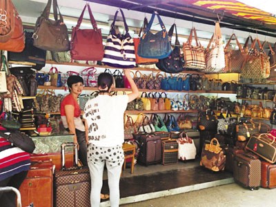 中英街沦假货“圣地”1万可买俩iPhone5一LV包等