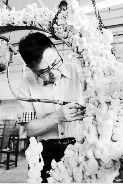 香港艺术家朱忠盛制作的猛犸牙雕弥足珍贵(图)