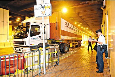 港货车被劫匪抢去逾千万元硬盘警方查“内鬼”