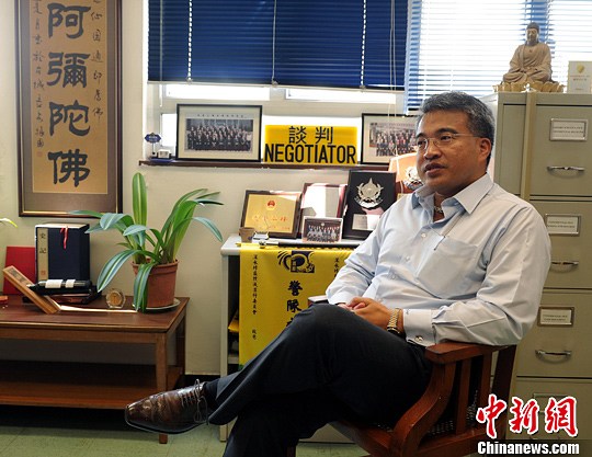 三寸舌上生死攸关香港警官刘达强救人二百