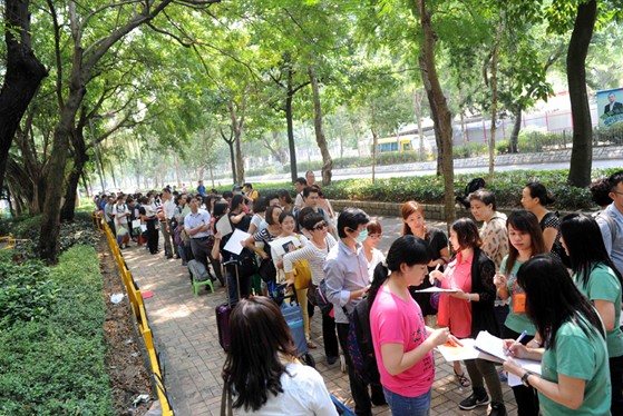 港教育局长倡幼园网上派表指校方可报警处理排队党