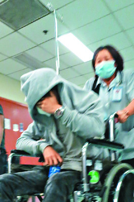 香港一黑帮老大出狱遭伏击小弟护主被砍伤