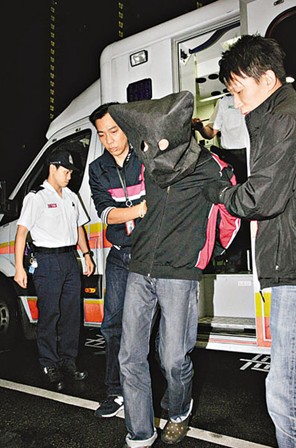 港的哥深夜被割颈劫匪满手染血狂逃百米终落网(图)