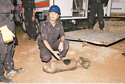 香港一工地发现战时炸弹警方用30分钟将其烧毁(图)
