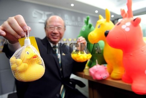 港调查称玩具黄鸭塑化剂超标400倍儿童啃咬损肝肾