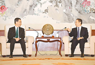 梁振英访桂特写:和彭清华是故知相见分外亲