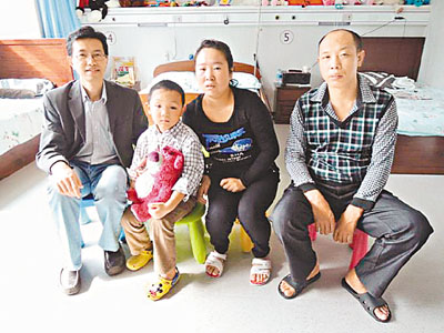 港区全国人大代表探望山西被挖眼男童(图)