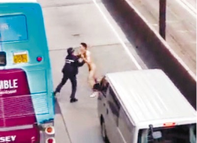 港男子闹市裸奔致交通大乱美女警花将其制服(图)