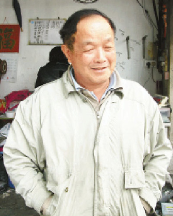 港高血压男子街头追匪300米爱妻骑车送药(图)