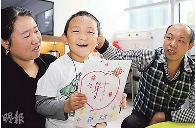 香港医生送小斌斌两件礼物称视障康复需适应半年