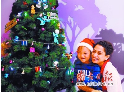 被挖眼男童跳舞致谢香港医生赠书望其领悟(图)