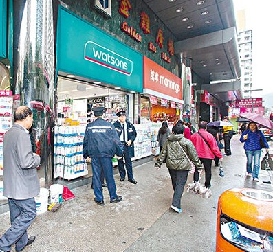 香港奶粉抢购起争执男子挥利锯险酿血案(图)