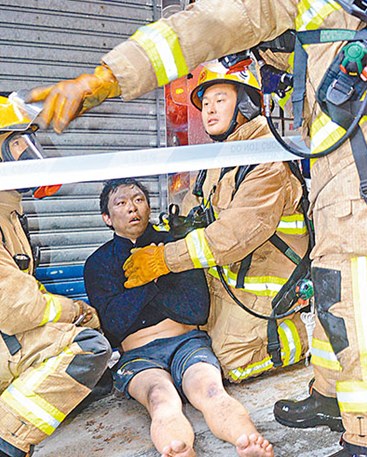 香港一大厦发生大火百人逃生25人受伤13人危重