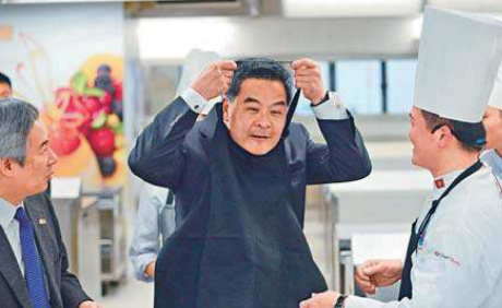 贺香港厨师夺世界大奖梁振英围裙上阵摆沙拉