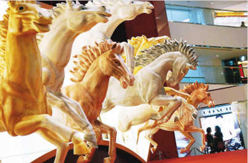 香港商场布置美轮美奂骏马奔腾彩饰超吸睛(图)