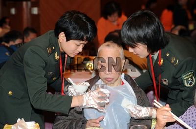 解放军驻港部队官兵慰问香港长者(图)