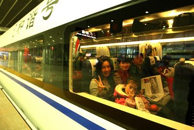 港媒关注“返乡大军”:高铁助力春运港人回家近了