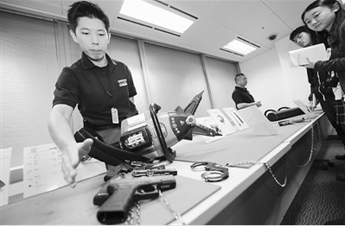 香港廉政公署向媒体开放工作人员介绍枪械设备(图)