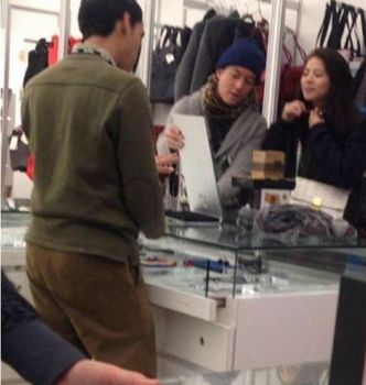 陈冠希为嫩模女友挑项链情人节前夕秀恩爱(图)