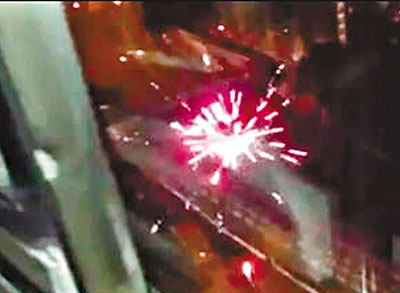 香港有居民违规放烟花持续一分钟警方出车戒备