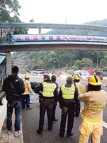 ������ӵ��ֿ����½�̱ͨ��һ��Ů�Ǽݳ�����